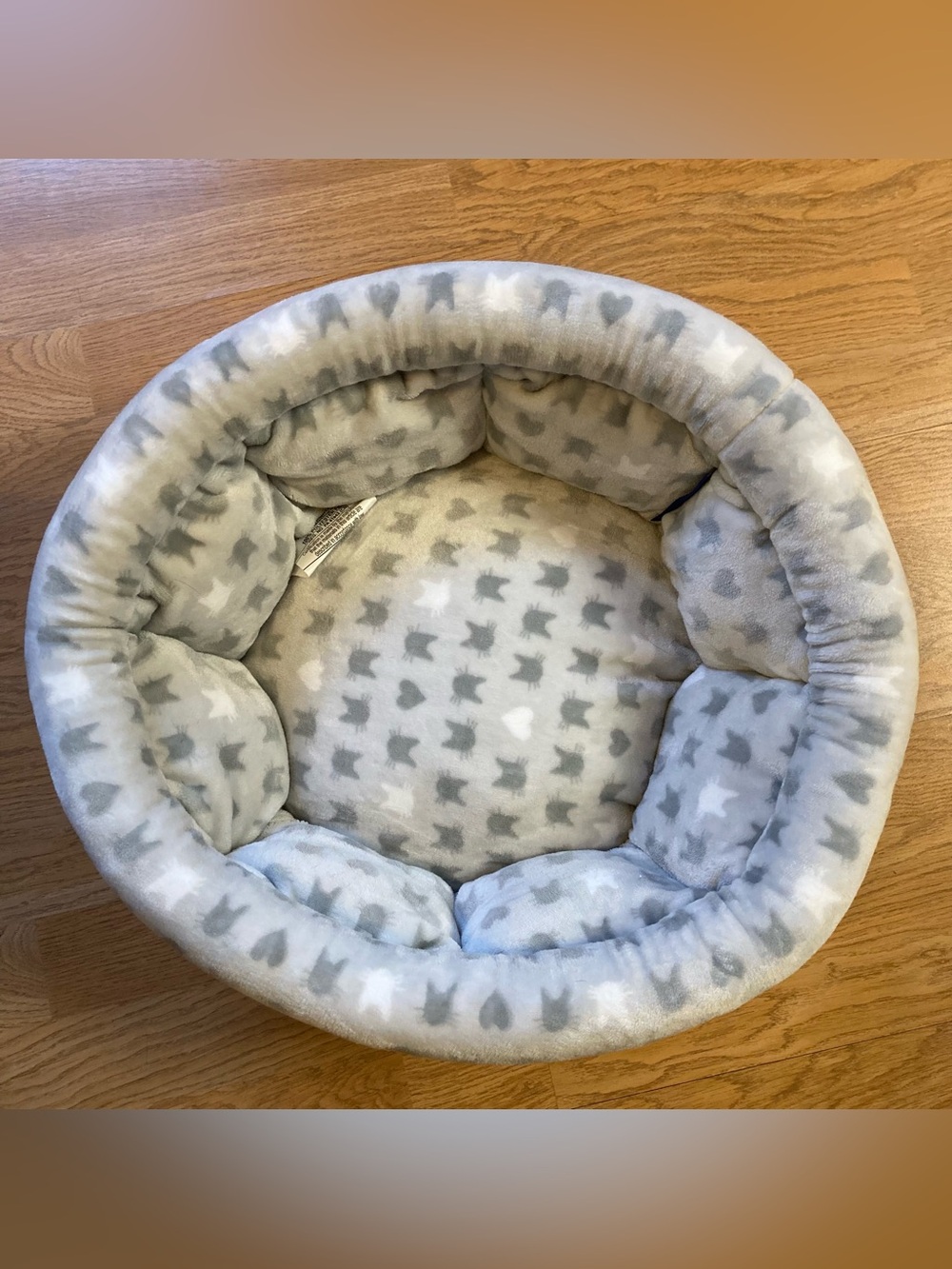 Pet Bed NWT Plush Gray & White - Soft Cozy Nest